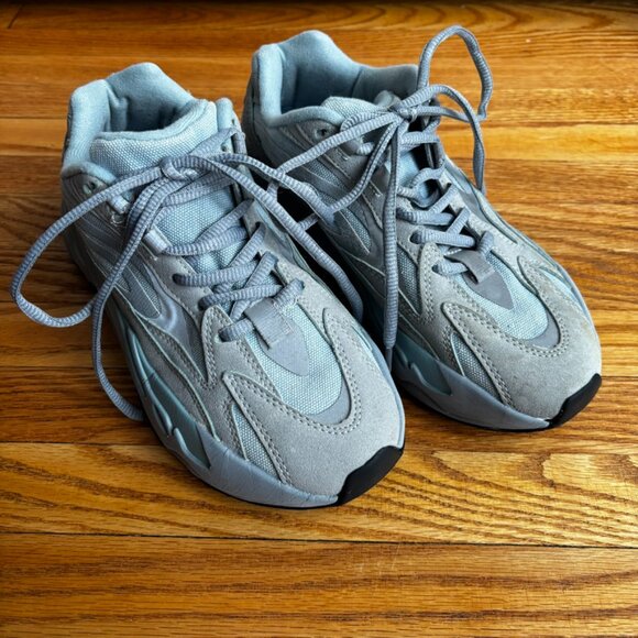 Yeezy Boost 700 V2 Hospital Blue Size 6.5 - Picture 6 of 15